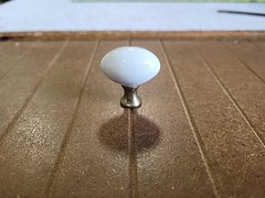 Hickory English Cozy White & Polished Brass Oval 1 1/4″ Porcelain knobs P26-W