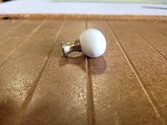 Hickory English Cozy White & Polished Brass Oval 1 1/4″ Porcelain knobs P26-W