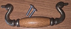 Furniture Traditions 4.5″ Oak Wood & Antique Brass Finish Drawer Handle