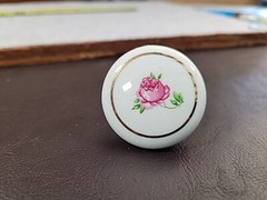 Laurey White Porcelain 1 1/4″ Knob with Pink Rose Flower and Gold Circle 99909