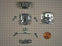 FERUM #275 STEEL DOUBLE ROLLER CATCH, ZINC-PLATED, 5/8″ LONG STRIKE, WITH SCREWS