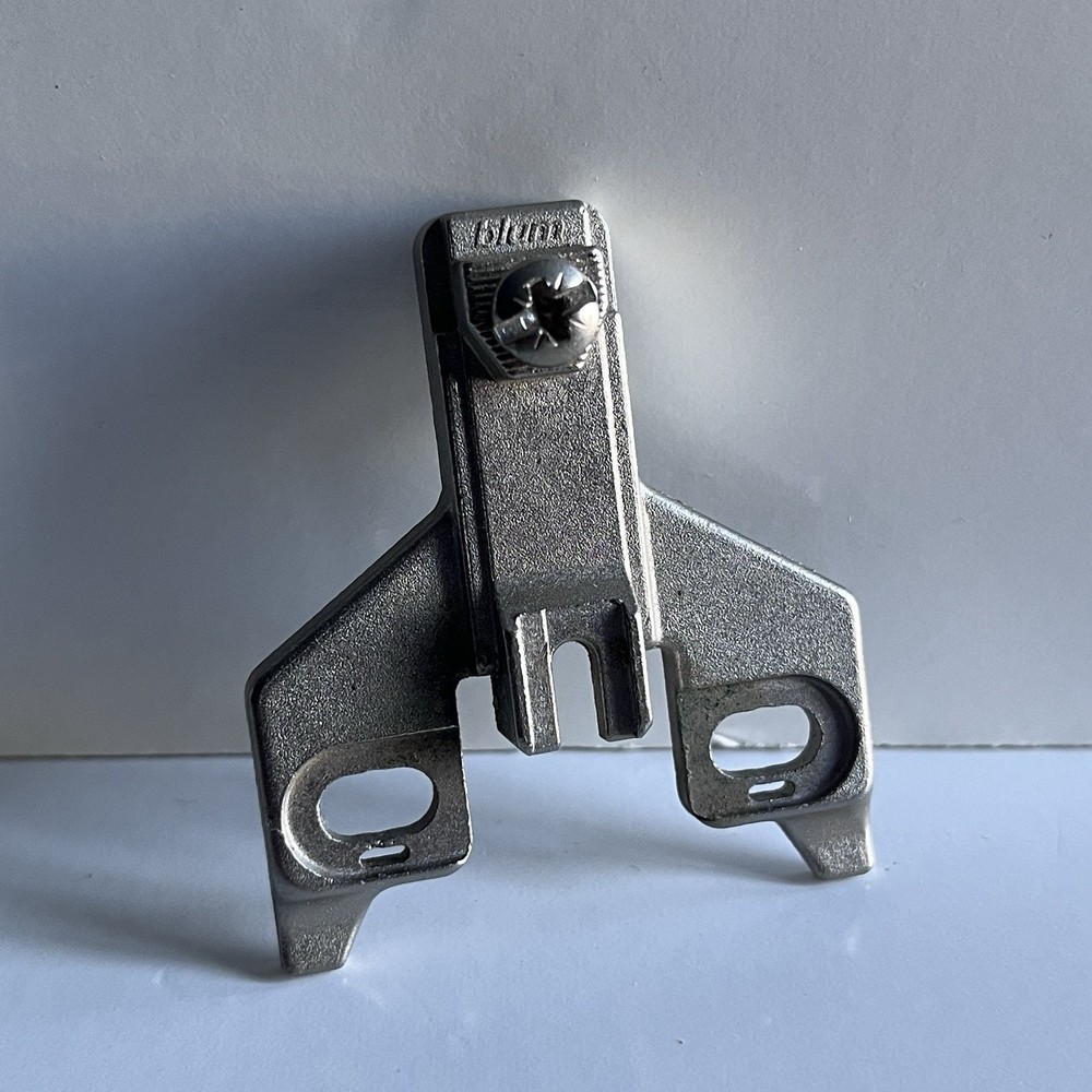 BLUM HINGE Plate 198.860-01.22 Twist On Plate Base