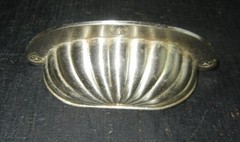 DECORATIVE 4″ DRAWER PULL HANDLE RIBBED ALUMINUM 3 IMITATION SCREWS ON RIM DECOR