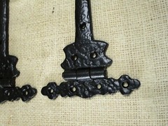 2 CAST IRON CABINET DOOR HINGES ORNATE 9″ T STRAP HARDWARE GATE BLACK LARGE TEE