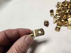 200 pcs. of L Shaped Gold Color Shelf Pins, 1/4″ dia. x 5/16″ Pin, 1/2″ x 3/4″ L