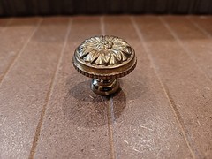 1 1/8″ Diameter Flower with Beaded Rim Knob in Brass by Richelieu BP04330130