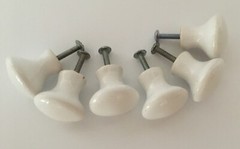 VTG ~ CERAMIC CABINET DRAWERS KNOBS ~ approx. 1.5 x 1″ Lot of 6 with hardware