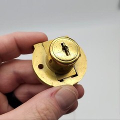 Illinois Cabinet Lock Dead Bolt 3/4″L x 7/8″ Cyl D5045 Brass Keyed Different