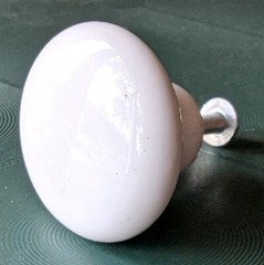 White Ceramic Knobs Drawer or Cabinet Pulls, 1 1/8″ Diameter, Set of 4, NIP