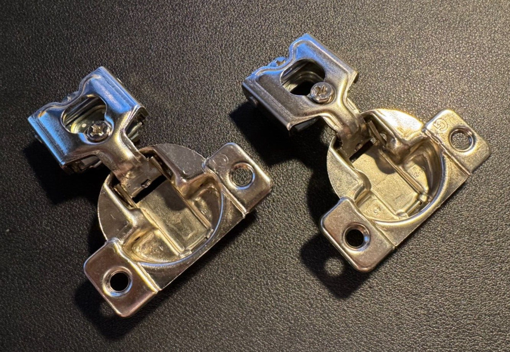 Pair of GRASS 860-45 Self-Closing Hinges with W10 21 Plate | 5/8″ Overlay