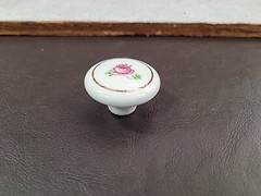 Laurey White Porcelain 1 1/4″ Knob with Pink Rose Flower and Gold Circle 99909