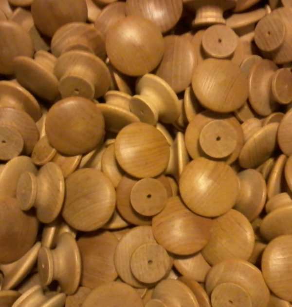 100 1-1/2 inch ROUND VARNISHED BIRCH KNOBS Pulls Cabinet Handles Paintable