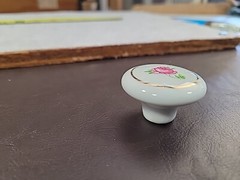 Laurey White Porcelain 1 1/4″ Knob with Pink Rose Flower and Gold Circle 99909