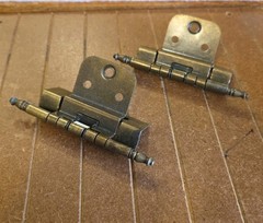 Ajax Antique Brass Partial Wrap Hinge 3/8″ Inset Self-Closing Finial Tip 5996-AB