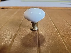 Hickory English Cozy White & Polished Brass Oval 1 1/4″ Porcelain knobs P26-W