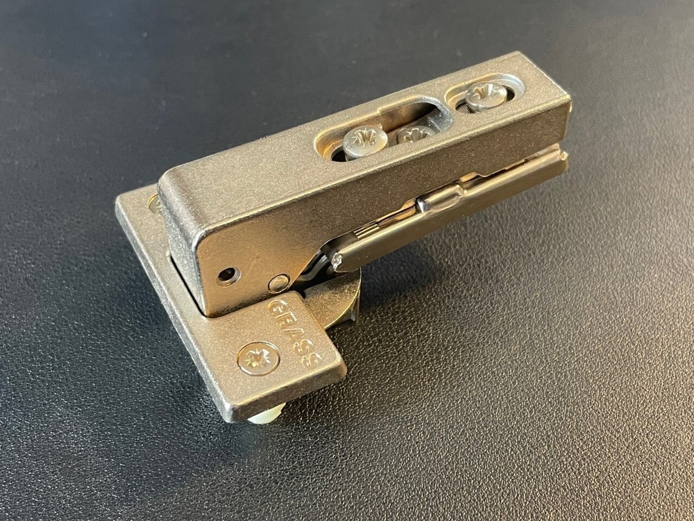 NEW! Grass Hinge 1000 Series Clip On, Free Swing PERFECT Condition