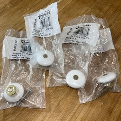 Lot of 4 Amerock White 1″ Porcelain Knob with Antique Brass Base & Button Stem
