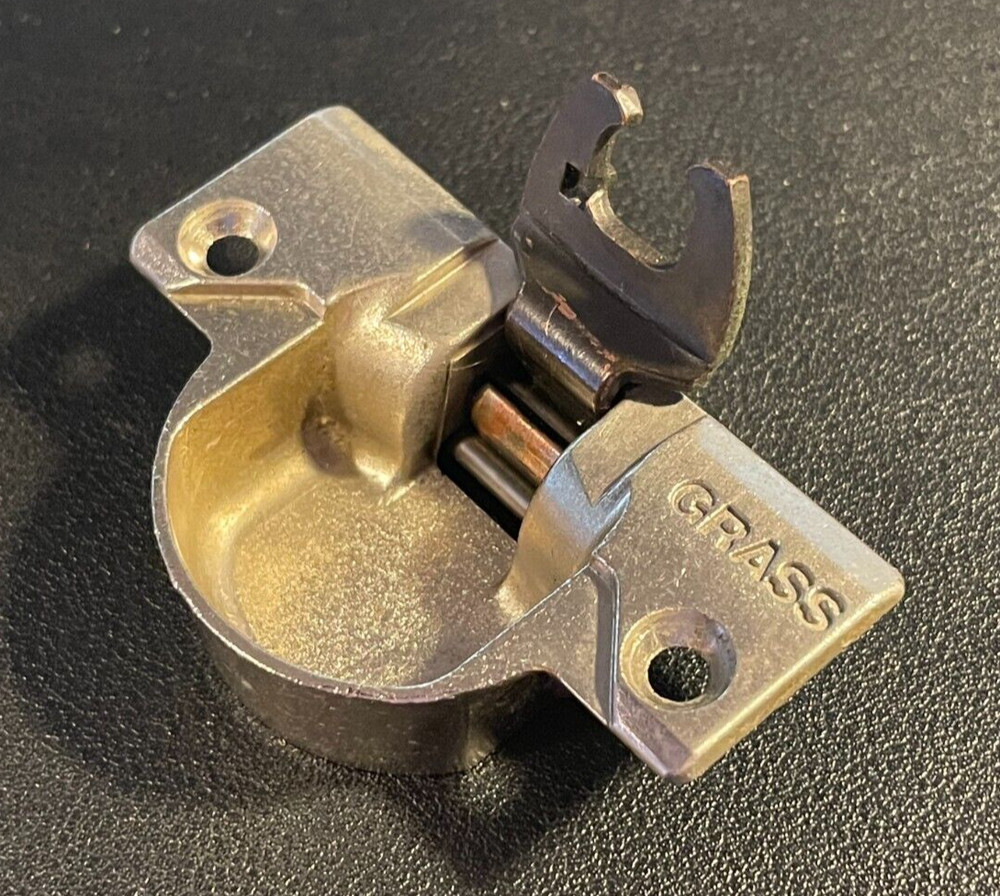 GRASS 830 Cabinet Hinge – TIGHT SPRING ACTION & CLEAN – Discontinued