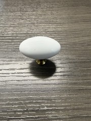 Hickory English Cozy White & Polished Brass Oval 1 1/4″ Porcelain knobs P26-W126