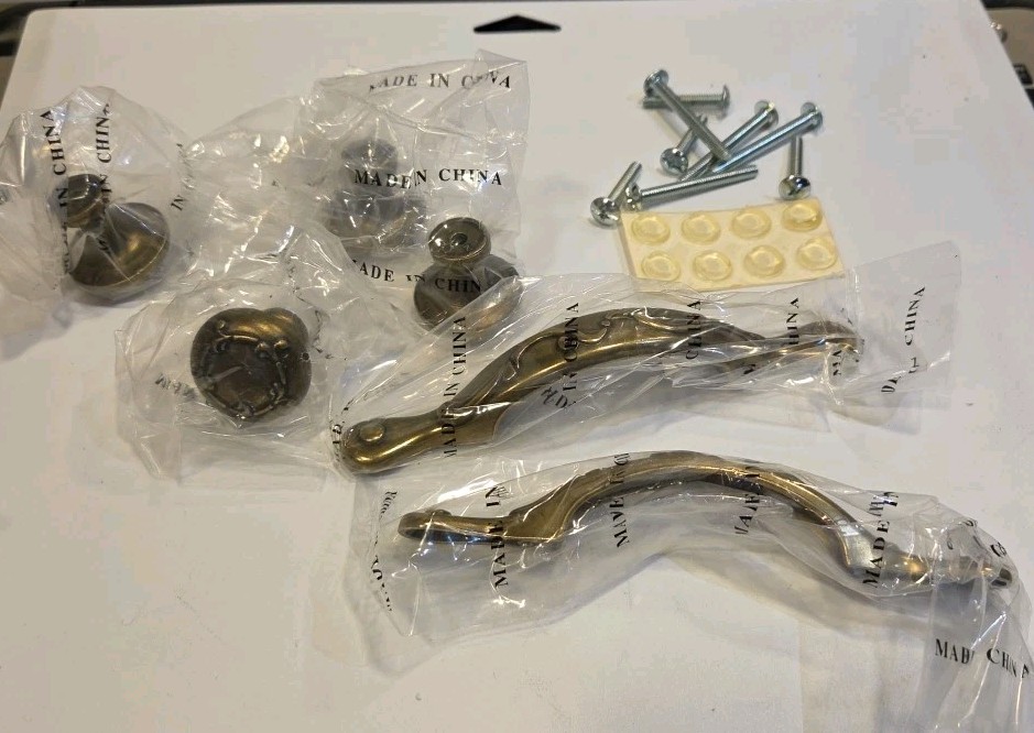 Set of 6 Brass Tone drawer pulls and Knobs With Screws