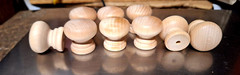 100 PIECES NEW FINISHED LIGHT MAPLE 1 1/8″ ROUND WOOD CABINET KNOBS / PULLS KD