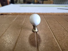 Hickory English Cozy White & Polished Brass Oval 1 1/4″ Porcelain knobs P26-W