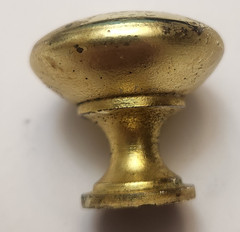 19 ROUND 1″ DIAMETER X 1″ LONG CABINET KNOBS USED