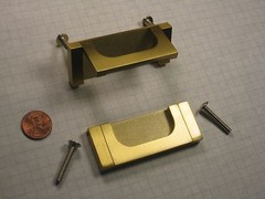 DRAWER ‘DROP’ PULL, ZINC DIE-CAST, SATIN BRASS-PLATED, 72mm WIDTH, 28mm HEIGHT