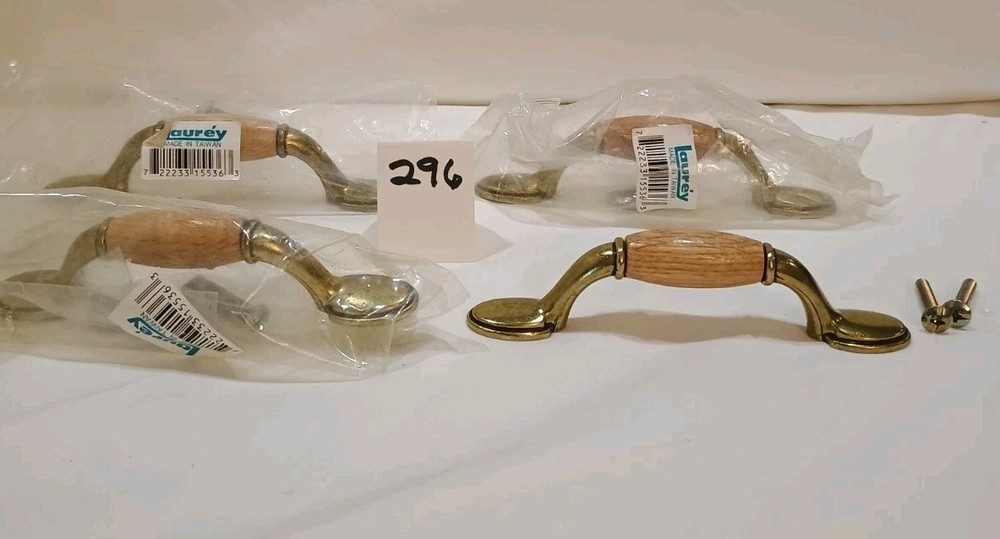 Set Of 4 Laurey 3″Drawer Pulls With Brass Finish With Light Oak Insert