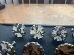 LOT OF TEN MCM WHITE AND BRASS FLOWER DRAWER PULL KNOBS FROM THE 1960’S AMEROCK