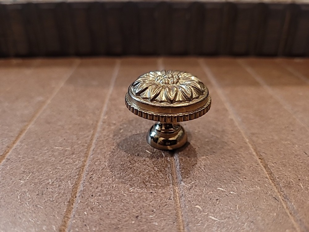 1 1/8″ Diameter Flower with Beaded Rim Knob in Brass by Richelieu BP04330130