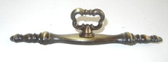 VINTAGE DECORATIVE 5 5/8″W DRAWER PULL ONE SCREW PULL NON-MAGNETIC METAL