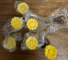 6PCS Vintage Floral Daisy Ceramic Dresser Drawer Knobs Elegant Cabinet Yellow