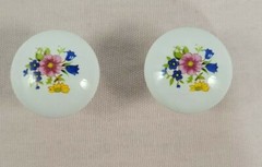 (Lot of 2) Gatehouse (0231717) 1.5″ Bouquet Cabinet Knobs – White/Multi