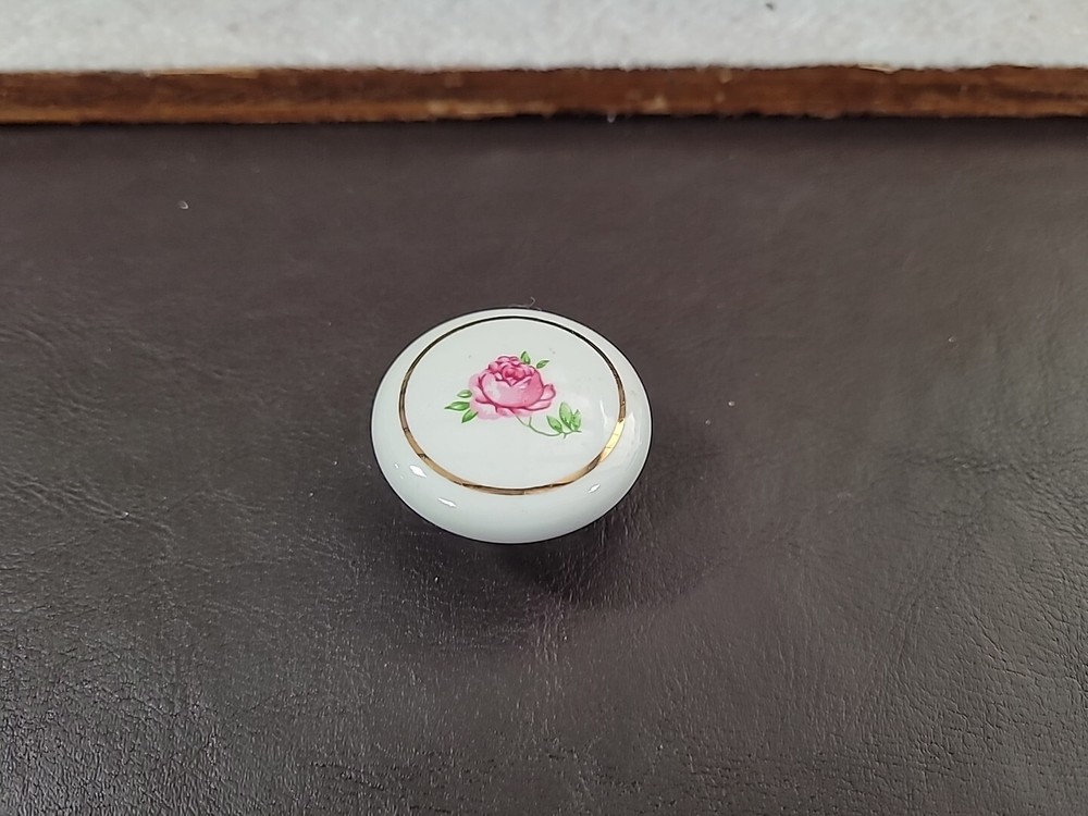 Laurey White Porcelain 1 1/4″ Knob with Pink Rose Flower and Gold Circle 99909