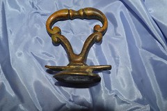 VINTAGE ANTIQUE BRASS COLORED METAL HARDWARE HANDLE