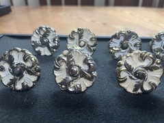 LOT OF TEN MCM WHITE AND BRASS FLOWER DRAWER PULL KNOBS FROM THE 1960’S AMEROCK