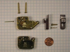 DECORITE #1005 MINI TOUCH LATCH, BRASS-PLATED, BROWN PLASTIC, WITH SCREWS